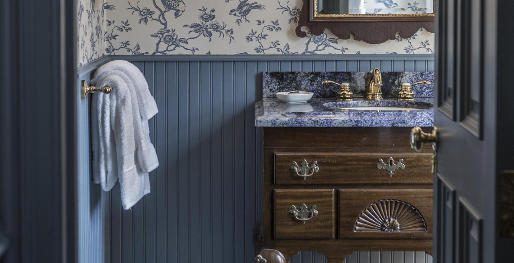 Williamsburg Manor Guestroom