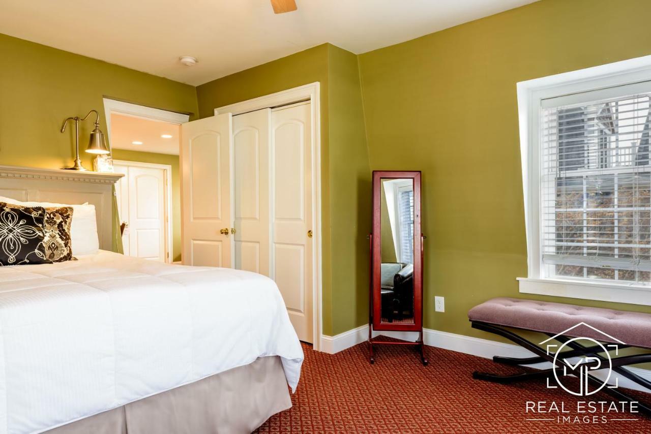 Room 10 Suite 1 Bedroom Suite 1 King Bed 1 Queen Pull Out Couch,831608486:JPEG