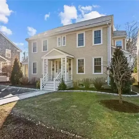 Newly Renovated 4 Bedroom Townhouse Great Location-2