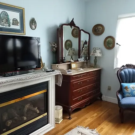 Armistead Cottage Bed & Breakfast-3